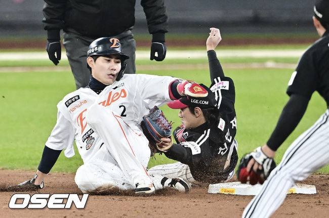 7회말 1사 1루 한화 최재훈의 타석때 1루 대주자 심우준이 도루 실패하고 있다.