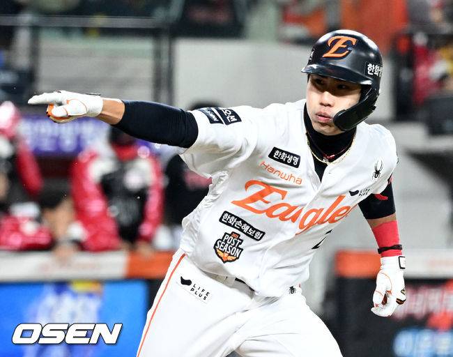 8회말 2사 만루에서 한화 심우준이 좌전 2타점 적시 2루타를 치고 환호하고 있다.