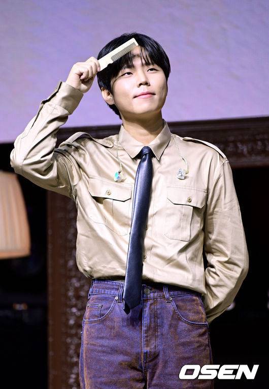 [OSEN=최규한 기자] 가수 정승환이 30일 오후 서울 창천동 예스24 원더로크홀에서 정규 앨범 ’사랑이라 불린’ 발매 쇼케이스를 가졌다.약 7년 만에 정규 앨범을 발매하게 된 정승환은 더블 타이틀곡 '앞머리'와 '행복은 어려워'를 내세워 음악적 성장을 증명한다. '사랑이라 불린'은 삶의 모든 순간에 다양한 형태로 존재하는 '사랑'을 노래하는 앨범이다.가수 정승환이 포토타임을 하고 있다. 2025.10.30 / dreamer@osen.co.kr