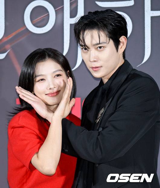 [OSEN=조은정 기자]티빙 오리지널 '친애하는 X' 제작발표회가 30일 서울 용산구 CGV 용산아이파크몰에서 열렸다.'친애하는 X'는 지옥에서 벗어나 가장 높은 곳으로 올라가기 위해 가면을 쓴 여자 백아진(김유정&nbsp;분), 그리고 그녀에게 잔혹하게 짓밟힌 X들의 이야기다. 아름다운 얼굴 뒤에 잔혹한 본색을 숨긴 백아진의 파멸과 그를 지키고자 지옥을 택한 윤준서(김영대&nbsp;분)의 사랑을 그린 파멸 멜로 서스펜스의 탄생을 기대하게 만든다.배우 김유정, 김영대가 포즈를 취하고 있다. 2025.10.25 /cej@osen.co.kr