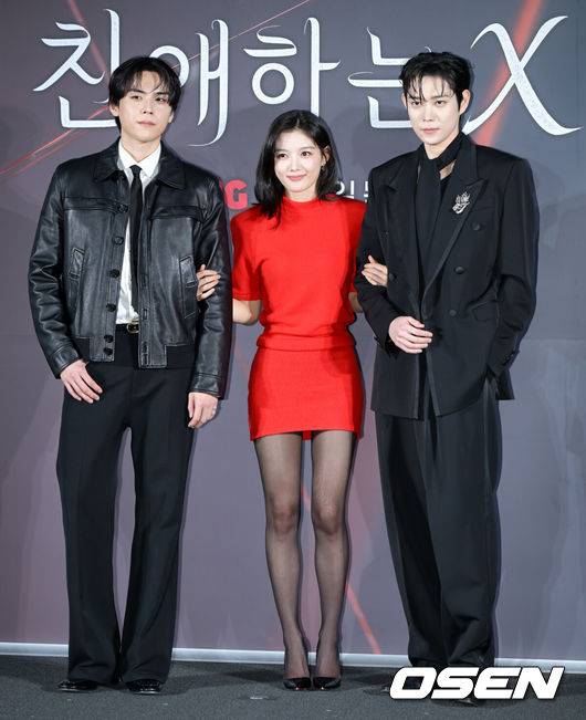 [OSEN=조은정 기자]티빙 오리지널 '친애하는 X' 제작발표회가 30일 서울 용산구 CGV 용산아이파크몰에서 열렸다.'친애하는 X'는 지옥에서 벗어나 가장 높은 곳으로 올라가기 위해 가면을 쓴 여자 백아진(김유정&nbsp;분), 그리고 그녀에게 잔혹하게 짓밟힌 X들의 이야기다. 아름다운 얼굴 뒤에 잔혹한 본색을 숨긴 백아진의 파멸과 그를 지키고자 지옥을 택한 윤준서(김영대&nbsp;분)의 사랑을 그린 파멸 멜로 서스펜스의 탄생을 기대하게 만든다.배우 김도훈, 김유정, 김영대가 포즈를 취하고 있다. 2025.10.25 /cej@osen.co.kr