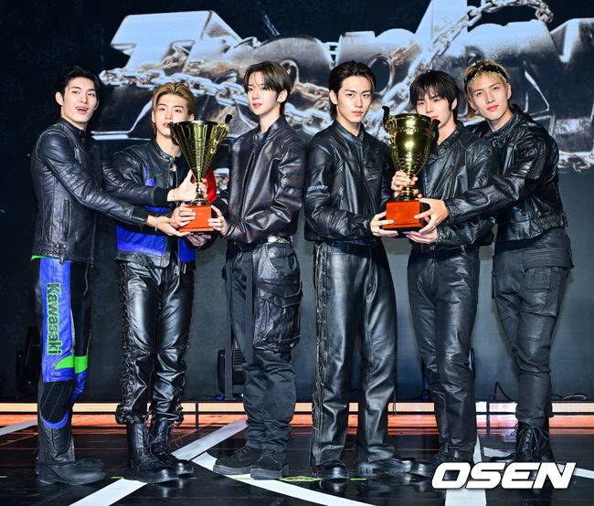 [OSEN=민경훈 기자] 그룹 82메이저(82MAJOR, 남성모·박석준·윤예찬·조성일·황성빈·김도균)이 30일 오후 서울 청담동 일지아트홀에서 미니 4집 'Trophy'(트로피) 발매 기념 쇼케이스를 가졌다.타이틀곡 '트로피(TROPHY)'는 중독적인 베이스 라인이 중심을 잡는 테크하우스 장르의 곡이다. 트로피를 차곡차곡 쌓아가겠다는 포부를 가사에 담아냈으며, 성장한 멤버들의 실력을 그대로 느낄 수 있다. 특히 자신감을 증명해 내는 서사가 음악 속에서 생생하게 살아있어 '듣고 보는' 재미를 책임진다.82메이저 멤버들이 포토타임을 갖고 있다. 2025.10.30 / rumi@osen.co.kr