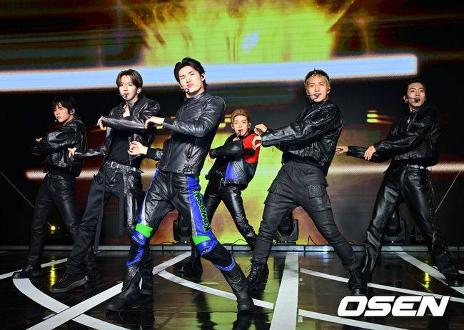 [OSEN=민경훈 기자] 그룹 82메이저(82MAJOR, 남성모·박석준·윤예찬·조성일·황성빈·김도균)이 30일 오후 서울 청담동 일지아트홀에서 미니 4집 'Trophy'(트로피) 발매 기념 쇼케이스를 가졌다.타이틀곡 '트로피(TROPHY)'는 중독적인 베이스 라인이 중심을 잡는 테크하우스 장르의 곡이다. 트로피를 차곡차곡 쌓아가겠다는 포부를 가사에 담아냈으며, 성장한 멤버들의 실력을 그대로 느낄 수 있다. 특히 자신감을 증명해 내는 서사가 음악 속에서 생생하게 살아있어 '듣고 보는' 재미를 책임진다.82메이저가 화려한 무대를 선보이고 있다. 2025.10.30 / rumi@osen.co.kr