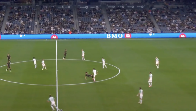 [사진] 파울 당하는 손흥민 / 중계화면 캡처