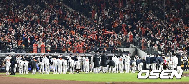 [OSEN=대전, 박준형 기자] 프로야구 한화 이글스가 극적인 역전승으로 반격에 성공했다. 한화는 29일 대전 한화생명볼파크에서 열린 2025 신한 SOL뱅크 KBO 한국시리즈 3차전 LG 트윈스와의 경기에서 7-3 역전승을 거뒀다. 1차전과 2차전을 모두 내준 한화는 이날 승리로 시리즈 전적 1승 2패 추격을 시작했다. 경기종료 후 한화 선수들이 팬들에게 인사하고 있다.  2025.10.29 / soul1014@osen.co.kr