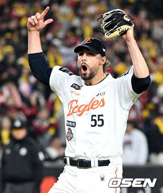 [OSEN=대전, 이대선 기자] 30일 대전 한화생명볼파크에서 2025 신한 SOL Bank KBO리그 포스트시즌 한국시리즈 4차전 한화 이글스와 LG 트윈스의 경기가 열렸다.이날 경기에 한화는 와이스를, LG는 치리노스를 선발투수로 내세웠다. 7회초 1사 1,2루에서 한화 와이스가 LG 문성주를 병살타로 처리하고 환호하고 있다. 2025.10.30 /sunday@osen.co.kr