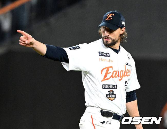 [OSEN=대전, 이대선 기자] 30일 대전 한화생명볼파크에서 2025 신한 SOL Bank KBO리그 포스트시즌 한국시리즈 4차전 한화 이글스와 LG 트윈스의 경기가 열렸다.이날 경기에 한화는 와이스를, LG는 치리노스를 선발투수로 내세웠다. 3회초 1사 1루에서 LG 홍창기를 외야플라이로 처리한 한화 와이스가 최재훈을 향해 고마움을 표하고 있다. 2025.10.30 /sunday@osen.co.kr