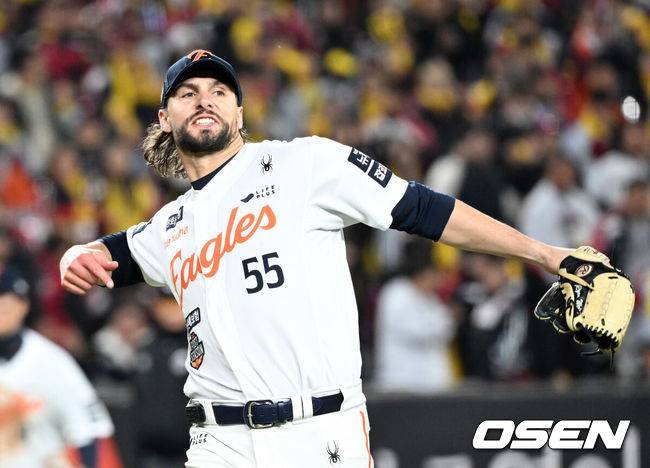 [OSEN=대전, 이대선 기자] 30일 대전 한화생명볼파크에서 2025 신한 SOL Bank KBO리그 포스트시즌 한국시리즈 4차전 한화 이글스와 LG 트윈스의 경기가 열렸다.이날 경기에 한화는 와이스를, LG는 치리노스를 선발투수로 내세웠다. 5회초 1사 1,3루에서 한화 와이스가 LG 박해민을 병살타로 처리하고 환호하고 있다. 2025.10.30 /sunday@osen.co.kr