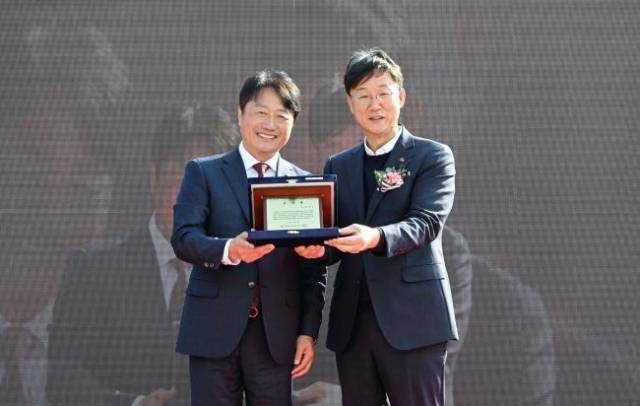 ▲이민근 안산시장(오른쪽)과 윤동열 안산대학교 총장이 기념패 전달식을 갖고 있다. ⓒ안산시