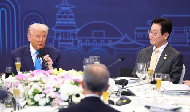 ▲이재명 대통령이 지난 29일 경북 경주 힐튼호텔 그랜드볼룸에서 열린 이 대통령 주최 정상 특별만찬에서 도널드 트럼프 미국 대통령의 축사를 듣고 있다. ⓒ연합뉴스