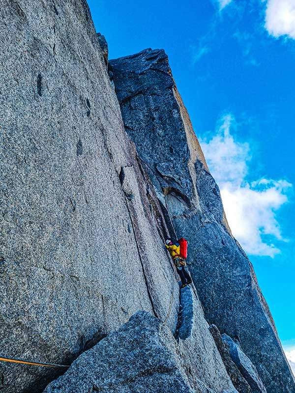 드류 북벽 등반 중.