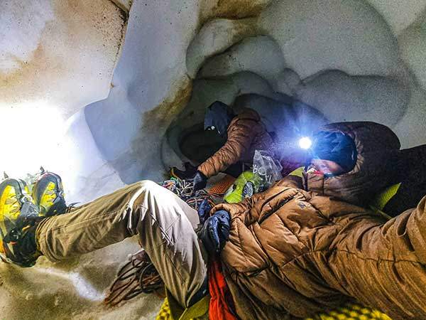 드류 등반 전, 폭우와 낙뢰 때문에 눈으로 이뤄진 동굴로 대피했다.