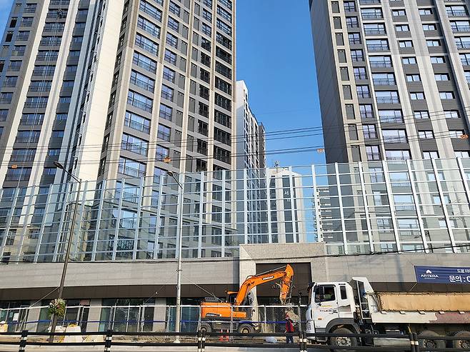 도봉구 도봉동의 한 신축아파트 마무리공사 현장. 입주를 앞두고 조경·외부 마감 등 마무리 공사가 한창이다.