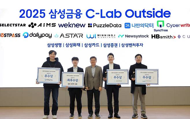 29일 열린 ‘삼성금융 씨랩 아웃사이드’에서 김이태(가운데) 삼성카드 사장이 본선 진출 스타트업 수상자들과 함께 기념사진을 촬영하고 있다. 삼성금융 제공