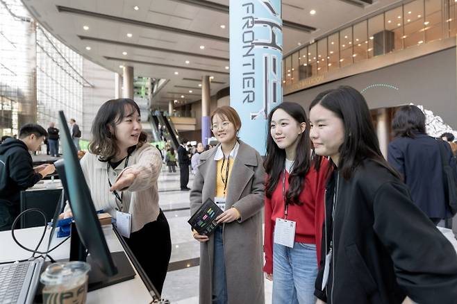 2025 정주영 창업경진대회 데모데이 스타트업 전시부스 내 참관객