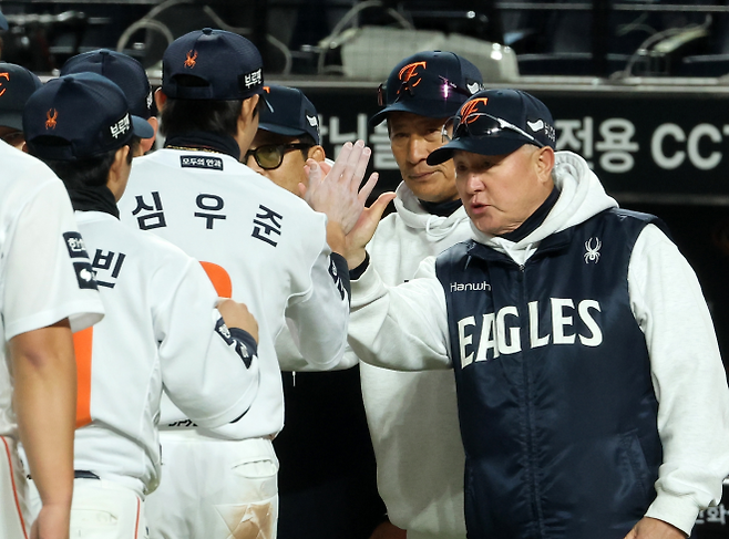 김경문(오른쪽) 한화 이글스 감독. 연합뉴스