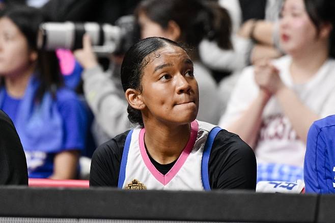 용인 삼성생명 키아나 스미스가 3월 11일 부산사직체육관에서 열린 2024~25 여자프로농구 플레이오프 5차전 부산 BNK와의 원정 경기에서 전광판을 바라보고 있다. WKBL 제공