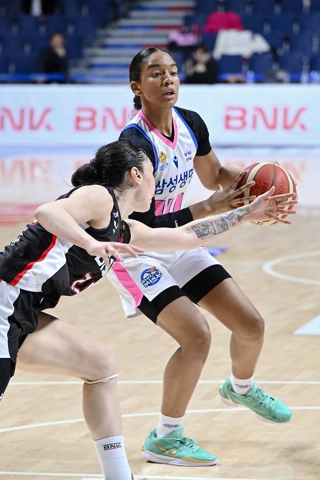 용인 삼성생명 키아나 스미스가 3월 11일 부산사직체육관에서 열린 2024~25 여자프로농구 플레이오프 5차전 부산 BNK와의 원정 경기에서 공격하고 있다. WKBL 제공