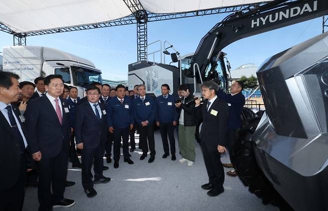 수소연료전지 신기술 둘러보는 기후부장관 - 30일 오전 울산시 북구 현대자동차 울산공장에서 열린 수소연료전지 신공장 기공식에서 김성환(앞줄 왼쪽 세 번째) 기후에너지환경부 장관과 관계자들이 수소연료전지 신기술 전시관을 둘러보고 있다.  울산 연합뉴스