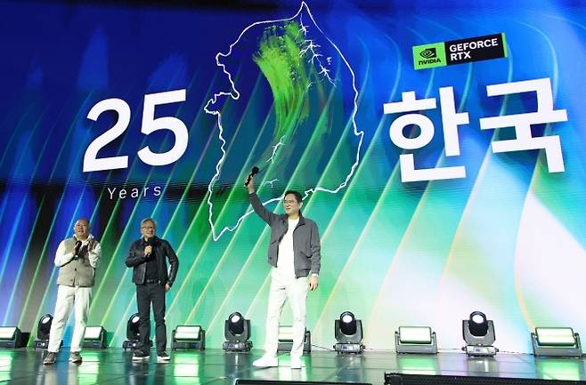 무대 오른 젠슨 황-이재용-정의선 - 젠슨 황 엔비디아 최고경영자와 이재용 삼성전자 회장, 정의선 현대차그룹 회장이 30일 서울 코엑스에서 열린 엔비디아의 그래픽카드(GPU) ‘지포스’ 출시 25주년 행사에서 단상에 올라 인사를 하고 있다. 2025.10.30 공동취재