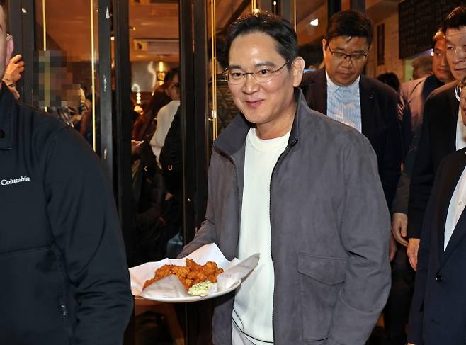 치킨 나눠주는 이재용 회장 - 이재용 삼성전자 회장이 30일 서울 삼성동 한 치킨집에서 진행된 회동 중 시민에게 치킨과 감자튀김을 나눠주고 있다. 2025.10.30 공동취재