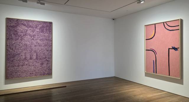 서울 한남동 페이스갤러리에서 열리고 있는 아돌프 고틀리브와 김환기의 2인전에서는 형태가 남은 추상에서 무수한 점으로 이뤄진 완전한 추상으로 나아가는 김환기의 예술적 여정을 직접 확인해볼 수 있다. 김경미 기자