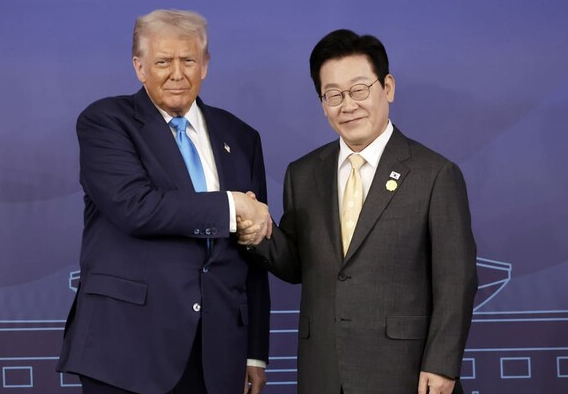 이재명 대통령과 도널드 트럼프 대통령이 10월 29일 경북 경주박물관에서 한미 정상회담 기념촬영을 하고 있다. 연합뉴스