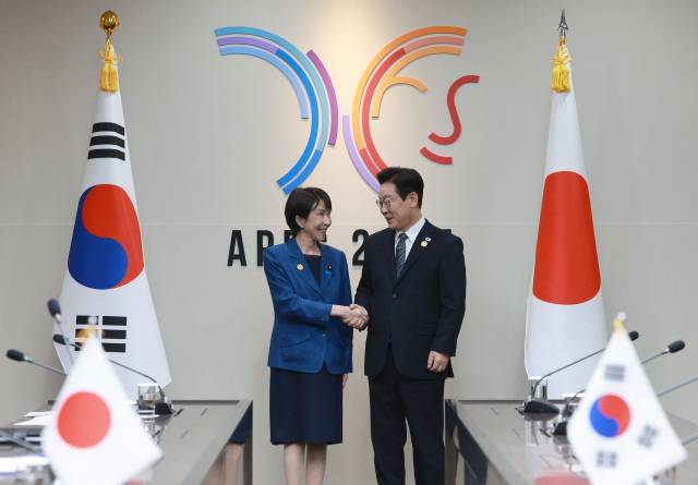 이재명 대통령과 다카이치 사나에 일본 총리가 30일 경북 경주 APEC 정상회의장에서 정상회담에 앞서 악수하고 있다. 연합뉴스