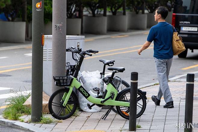길거리에 방치되어있는 전기 공유자전거. ⓒ시사IN 신선영