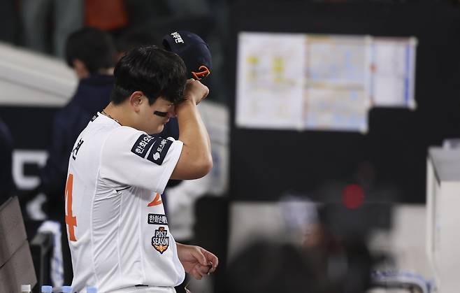 한화 김서현이 29일 대전한화생명볼파크에서 열린 ‘2025 신한 SOL 뱅크 KBO PS’ LG와 한국시리즈 3차전을 7-3 승리로 마무리한 뒤 덕아웃에서 눈물을 흘리고 있다. 대전｜뉴시스