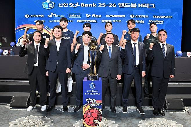 ‘신한 SOL Bank 25-26 핸드볼 H리그’ 남자부 6팀 감독과 대표선수 1명이 30일 서울 강서구 메이필드호텔에서 열린 새 시즌 미디어데이를 마친 뒤 기념촬영을 하고 있다. 두산이 통합 11연패에 도전하는 가운데, SK 호크스가 강력한 대항마로 지목됐다. 사진은 충남도청 구창은, 두산 이성민, 하남시청 이병주, SK 호크스 김기민, 인천도시공사 박영준 ,상무 신재섭, 손병진 상무 코치, 장인익 인천도시공사 감독, 누노 알바레스 SK 호크스 감독, 백원철 하남시청 감독, 박찬영 두산 코치, 이석 충남도청 감독(왼쪽 위부터 시계방향으로). 사진제공│한국핸드볼연맹