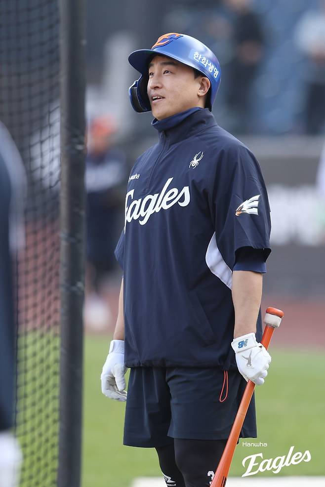한화 손아섭이 29일 대전한화생명볼파크에서 열린 ‘2025 신한 SOL 뱅크 KBO PS’ LG와 한국시리즈 3차전을 앞두고 밝은 모습으로 경기 전 타격 훈련을 준비하고 있다. 손아섭은 1~2차전 패배에도 주눅 들지 않은 후배들의 모습에 “대견하고 듬직하다”고 말했다. 사진제공|한화 이글스