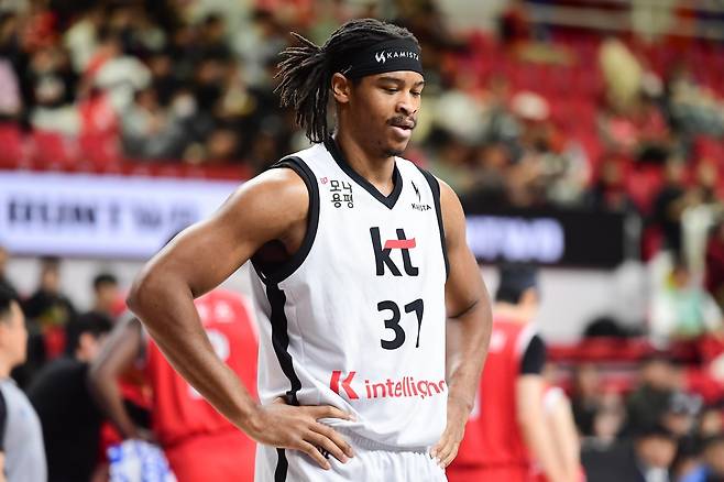 KT 힉스는 30일 울산서 열린 현대모비스와 원정경기서 22점을 올리며 승리에 힘을 보태며 선두권 추격의 발판을 마련했다. 사진제공|KBL