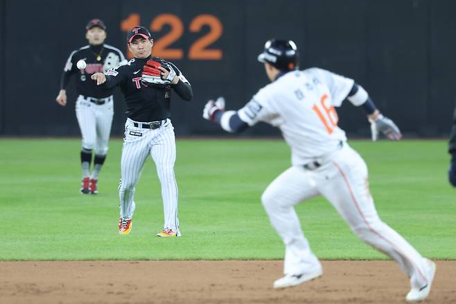 29일 대전한화생명볼파크에서 열린 2025 프로야구 KBO리그 포스트시즌 한국시리즈 3차전 LG 트윈스와 한화 이글스의 경기. 2회말 1사 1,2루 한화 이도윤 내야 뜬공 때 LG 유격수 오지환이 고의낙구를 한 뒤 2루로 송구하고 있다. 2025.10.29 연합뉴스