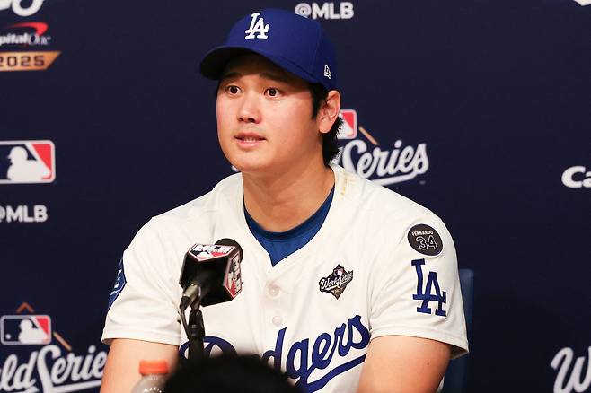 LA 다저스 오타니 쇼헤이가 29일 토론토와 월드시리즈 4차전 패전 후 기자회견에서 취재진 질문에 답하고 있다. 로이터연합뉴스