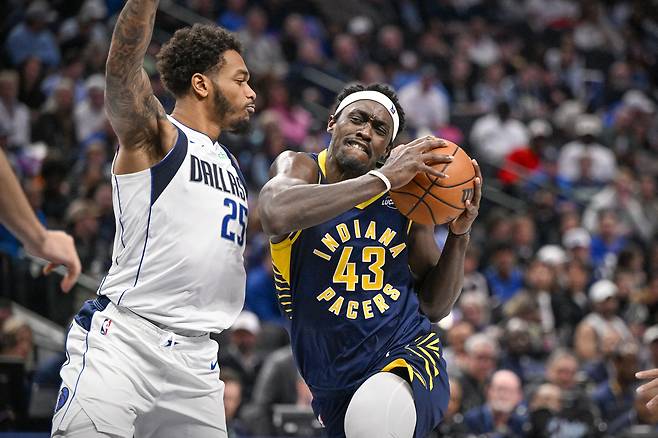 파스칼 시아캄이 30일 미국 텍사스주 댈러스의 아메리칸 에어라인스 센터에서 열린 댈러스 매버릭스와 2025~2026 미국프로농구 정규리그 원정 경기에서 돌파를 하고 있다.  댈러스 | Imagn Images연합뉴스