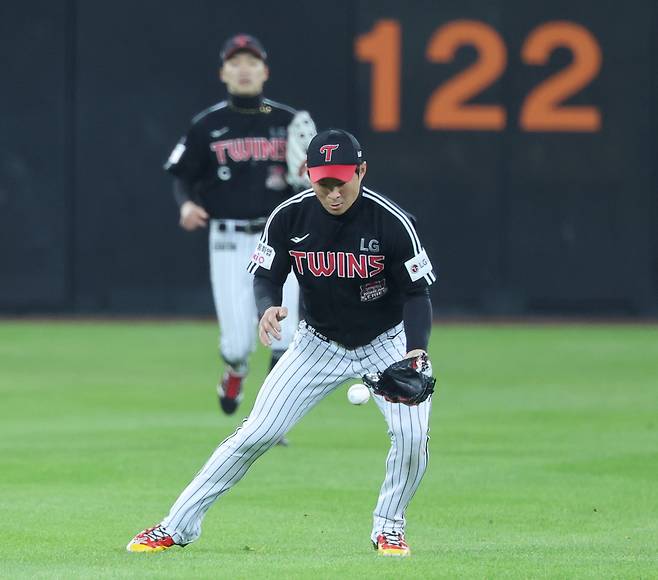 LG 유격수 오지환이 29일 열린 한국시리즈 3차전에서 2회말 1사 1,2루 한화 이도윤 내야 뜬공 때고의낙구를 통해 더블플레이 상황을 만들고 있다. 연합뉴스