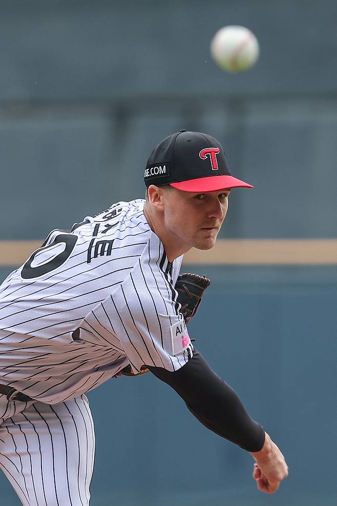 26일 서울 잠실야구장에서 열린 2025 프로야구 KBO리그 포스트시즌 한국시리즈 1차전 한화 이글스와 LG 트윈스의 경기. LG 선발투수 톨허스트가 역투하고 있다. 톨허스트는 6이닝 동안 삼진 7개를 뽑으며 7피안타, 2실점으로 퀄리티스타트(선발 6이닝 이상 3자책점 이하 투구)를 펼치며 승리투수가 됐다. 2025.10.26 연합뉴스