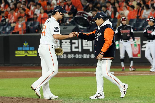 30일 대전한화생명볼파크에서 열린 2025 프로야구 KBO리그 포스트시즌 한국시리즈 4차전 LG 트윈스와 한화 이글스의 경기. 9회초 한화 김서현이 강판 당하고 있다. 2025.10.30 연합뉴스