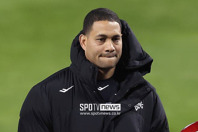 ▲ LG 요니 치리노스는 이번 한국시리즈 2차전 선발투수로 내정됐으나 옆구리 담 증세로 일정이 밀리면서 결국 4차전에 나서게 됐다. ⓒ곽혜미 기자