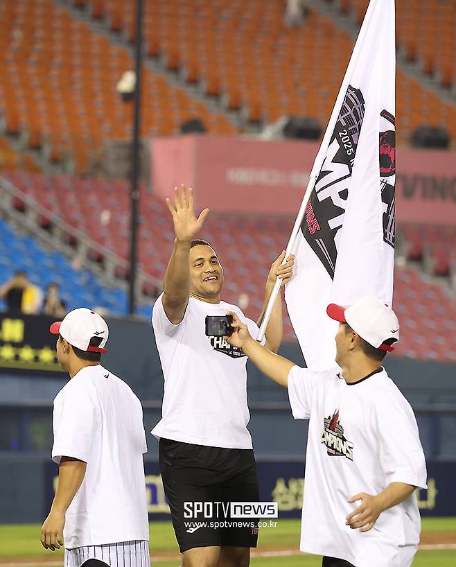 ▲ LG의 정규시즌 1위 세리머니를 즐기는 요니 치리노스 ⓒ곽혜미 기자