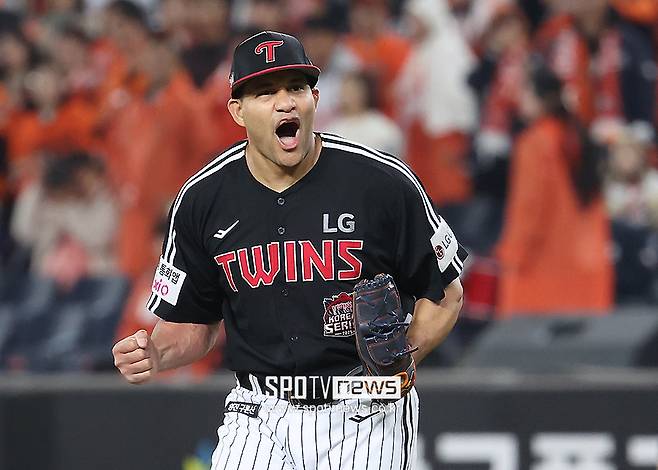 ▲ LG 요니 치리노스가 옆구리 담 증세를 털어내고 한국시리즈 4차전 선발투수로 나왔다. 반팔 투혼이었다. ⓒ곽혜미 기자