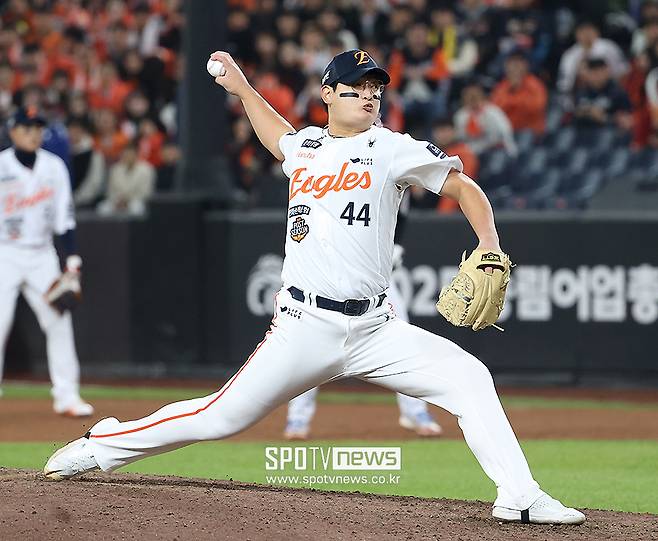 ▲ 김서현은 8회 2사 1,2루 위기는 잘 막았지만, 9회 박동원에게 투런포를 허용하는 등 흔들린 끝에 역전패의 빌미를 제공했다 ⓒ곽혜미 기자