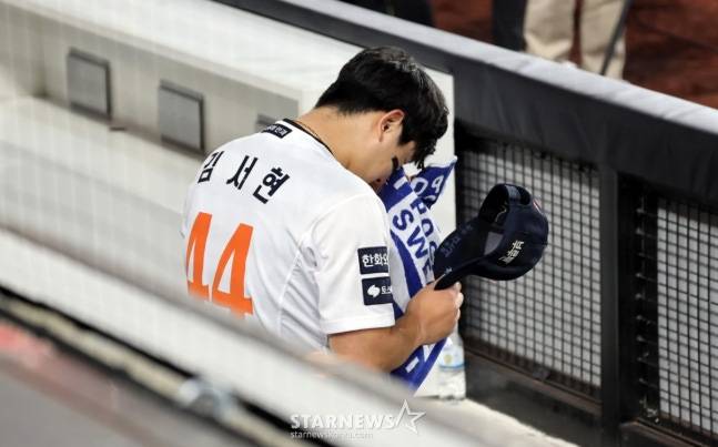 한화 김서현이 29일 LG와 한국시리즈 3차전에서 승리 투수로 이름을 올린 뒤 더그아웃에서 눈물을 훔치고 있다. /사진=강영조 선임기자