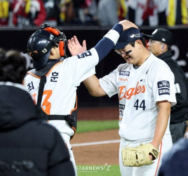 승리 후 눈시울을 붉히는 김서현(오른쪽)을 포수 최재훈이 달래고 있다. /사진=강영조 선임기자