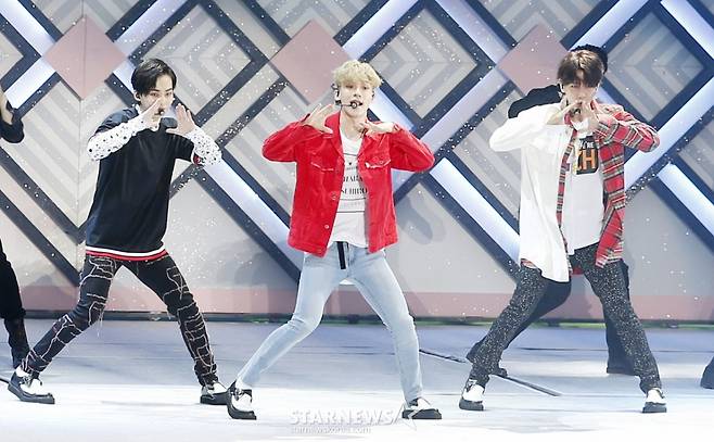 $ 그룹 첸백시가 8일 오후 서울 마포구 상암월드컵경기장에서 진행된 'SMTOWN LVE WORLD TOUR VI in SEOUL' 콘서트에서 멋진 무대를 선보이고 있다. /사진=김휘선 기자 hwijpg@