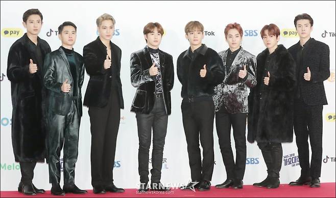 그룹 엑소가 25일 오후 서울 구로구 고척스카이돔에서 열린 '2018 SBS 가요대전' 레드카펫 행사에 참석해 포즈를 취하고 있다./2018.12.25