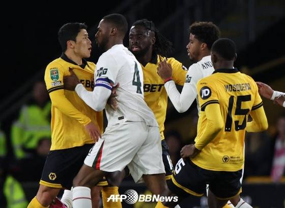 울버햄프턴 황희찬(왼쪽)이 30일(한국시간) 영국 울버햄프턴의 몰리뉴 스타디움에서 열린 2025~2026 잉글랜드 풋볼 리그컵(EFL컵) 4라운드 첼시전에서 상대와 신경전을 벌이고 있다. 그의 멱살을 잡는 첼시 수비수 토신 아드리바요(왼쪽에서 두 번쨰). /AFPBBNews=뉴스1