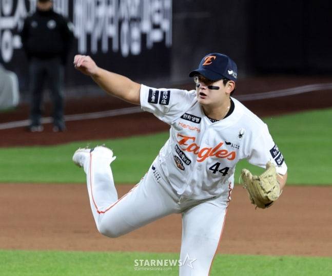 김서현이 한국시리즈 3차전에서 구원 등판해 역투를 펼치고 있다. /사진=강영조 선임기자