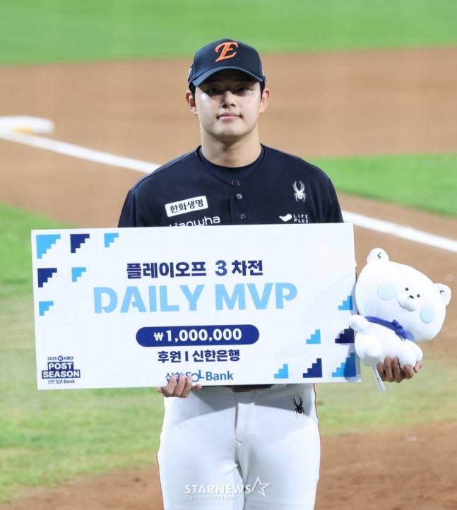 플레이오프 3차전에서 4이닝을 투구하며 승리 투수가 된 문동주. /사진=강영조 선임기자